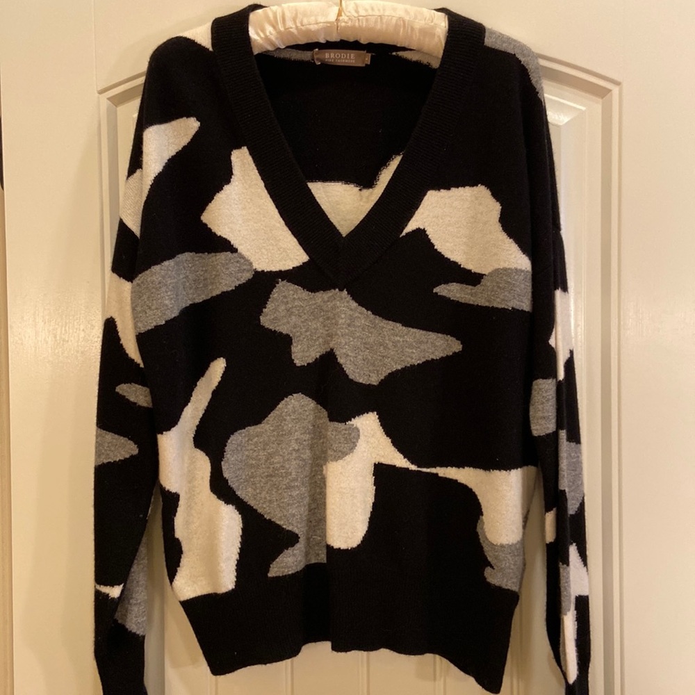 Brodie Luxury 100% Cashmere V-neck Sweater